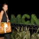 Nom du fichier=MCMGetsCarriedAwayinLA_01.jpg
Taille du fichier=504Ko
Dimensions : 2000x1332
Ajouté le : 11 Avril 2010 MCMGetsCarriedAwayinLA_01.jpg
